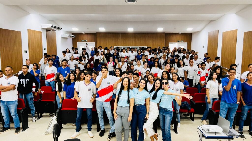 Clínica Ama distribui kits de higiene bucal para estudantes em Sento Sé