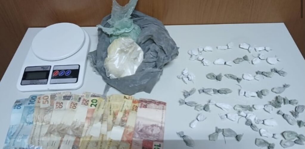 NO XILINDRÓ! Mulher é presa com cocaína e dinheiro escondidos em balde de massa corrida em Sento Sé