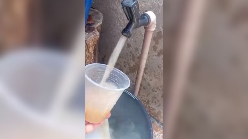Moradores reclamam de água escura e barrenta em Sento Sé e cobram providências do SAAE