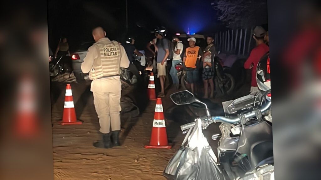 Dois homens morrem após moto bater no fundo de caminhão que eles mesmos haviam deixado parado na estrada da Itapera